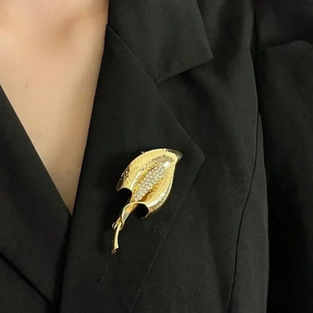 Elegant Gold Leaf Brooch A1579